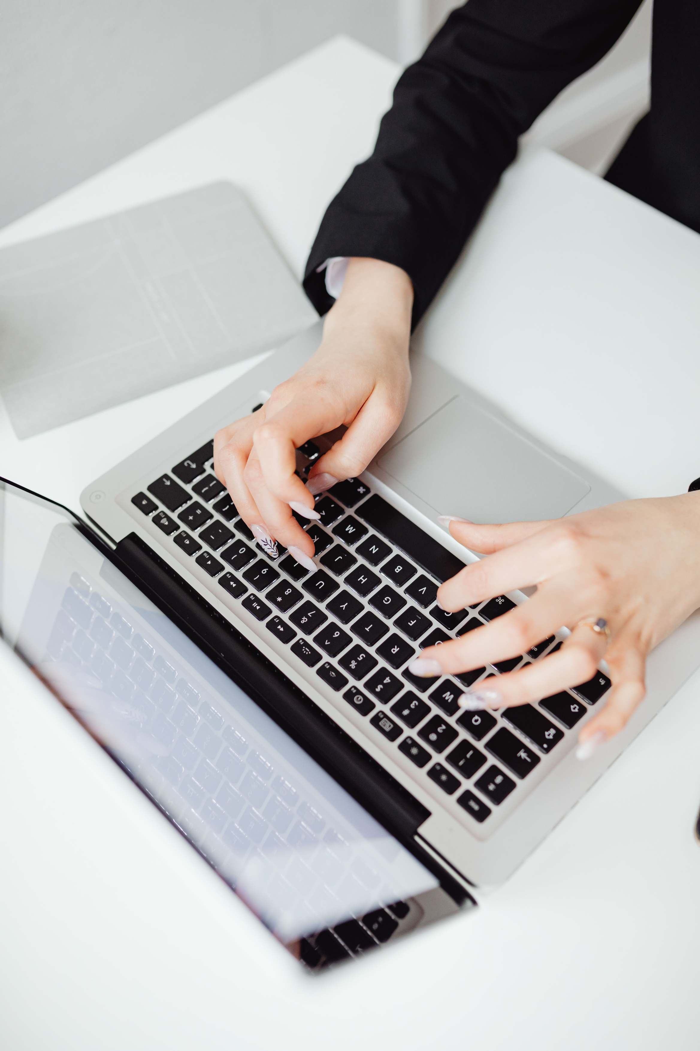 มือของนักพัฒนาพิมพ์งานบนแล็ปท็อป laptop keyboard desk